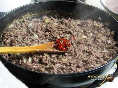 Add chili pepper to the minced meat