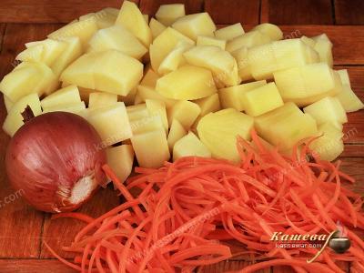 Картофель кубиком, морковь соломкой, лук в кожуре