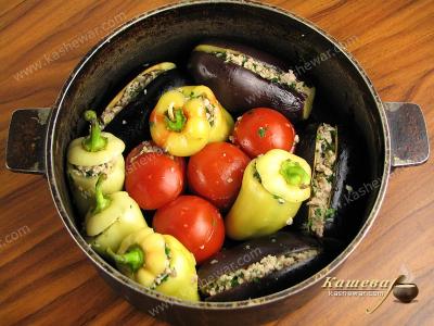 Уложеные фаршированные овощи