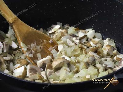 Mushrooms with onions in a pan