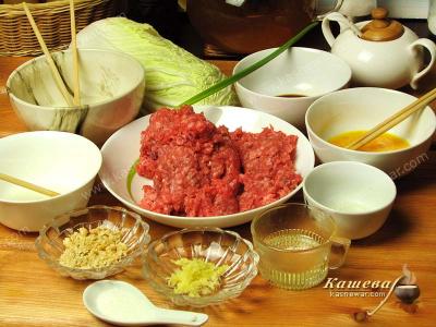 Preparation of ingredients for the lion's head meatballs recipe
