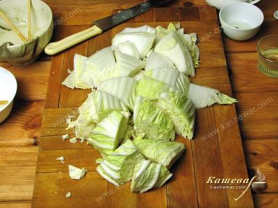 Cutting Chinese cabbage into segments