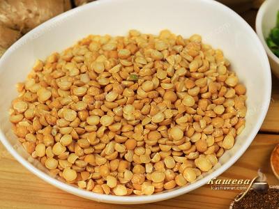 Dry peas in a deep bowl