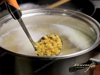 Boiling peas