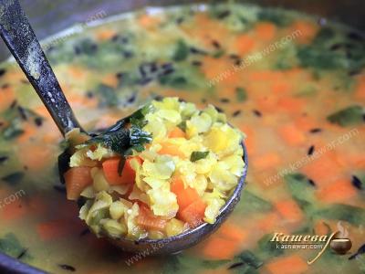 Pea soup with carrots