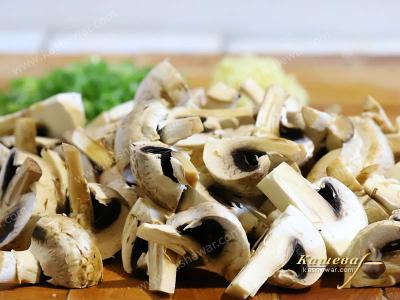 Champignons cut into wedges