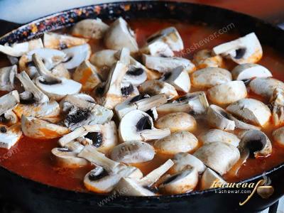 Mushrooms with vegetables in tomato sauce