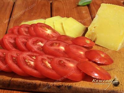 Cut into slices tomatoes