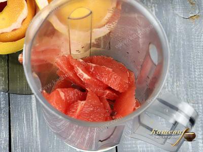 Grapefruit wedges in a blender