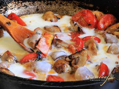 Stewed mushrooms with tomatoes