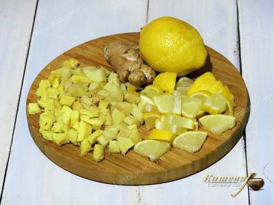 Порезанные лимон и имбирь