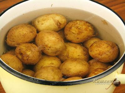 Молодой картофель в холодной воде