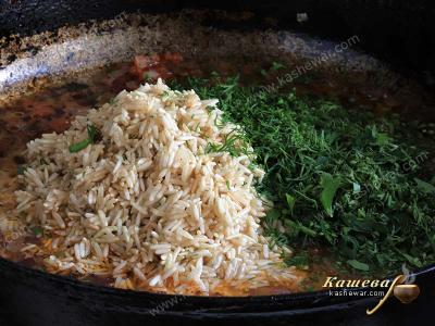 Рис с овощами и зеленью в сковороде