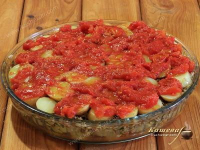 Canned tomatoes on top of potatoes