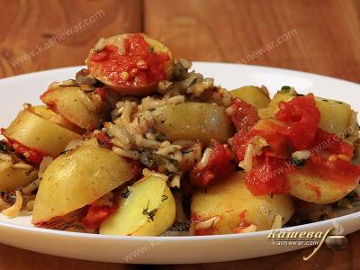 Potatoes baked with rice and tomatoes