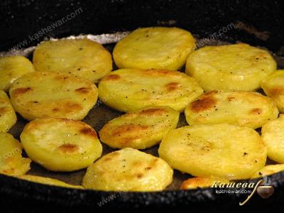 Обжаривание картофеля на сковороде
