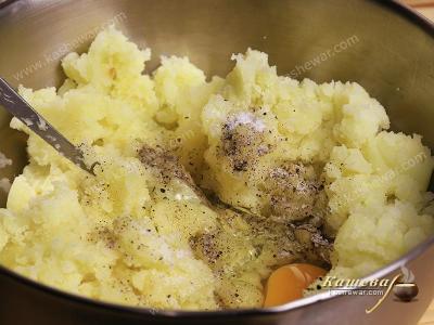 Mashed potatoes with egg and spices
