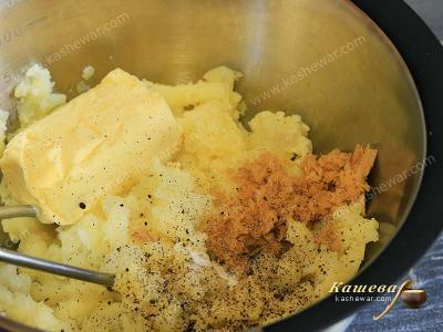 Mashed potatoes with horseradish and butter