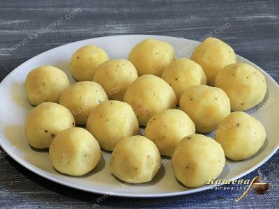 Mashed potato balls with horseradish