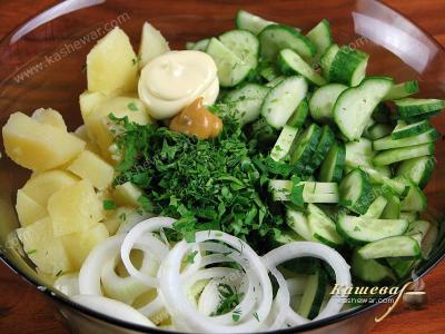 Смешивание овощей для салата