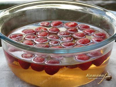 Infusion of strawberries with wine for a punch