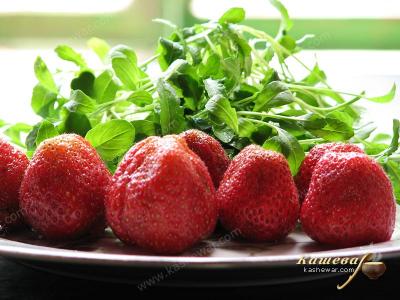Strawberry with arugula for salad