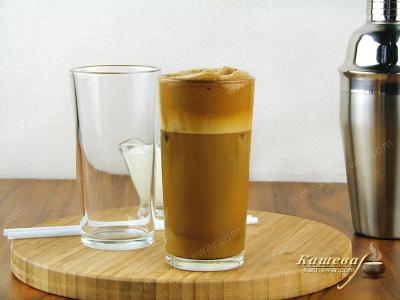 Добавление молока и льда в кофе фраппе