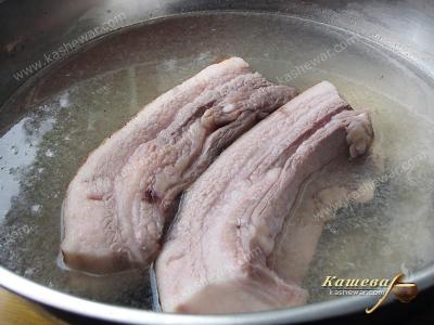 Boiling bacon before salting
