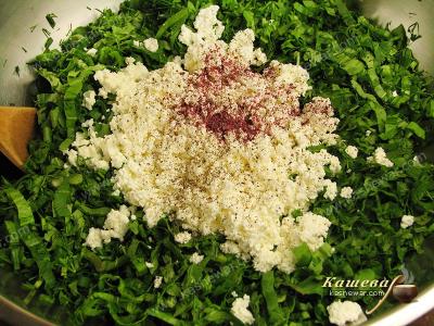 Cottage cheese with spices and herbs