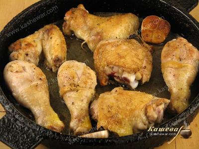 Обжаривание кусочков курицы на сковороде