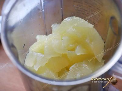 Lemon wedges in a blender