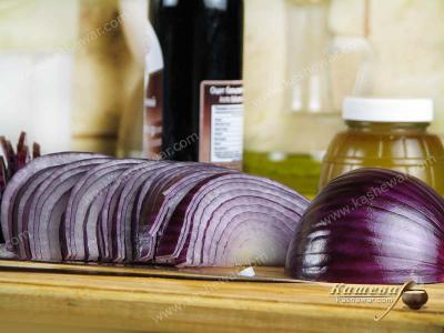 Thinly sliced purple onion