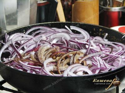 Purple onion with balsamic vinegar
