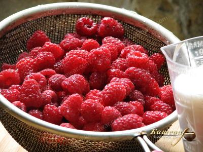 Preparing raspberries for five-minute jam