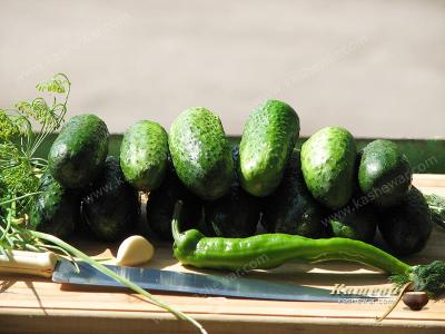 Preparation of the ingredients of lightly salted cucumbers