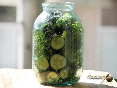Placing lightly salted cucumbers in a jar