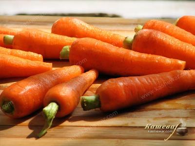 Preparing carrots for pickling