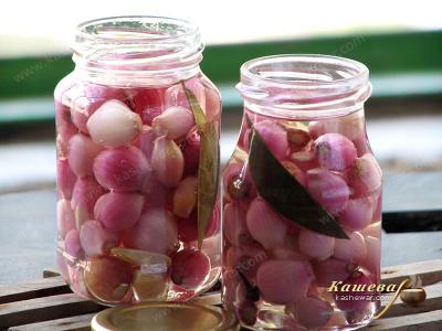 Putting pickled onions in jars