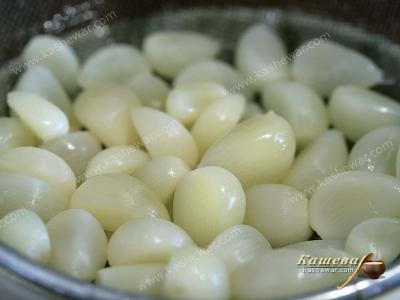 Peeled and scalded garlic