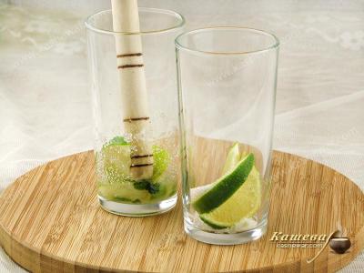 Kneading lime in a mojito glass
