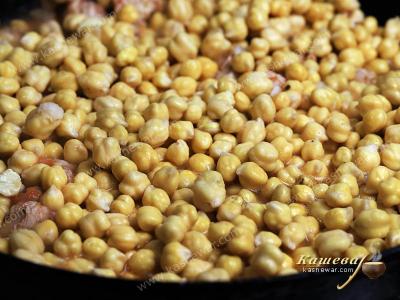 Chickpeas with pork in a pan