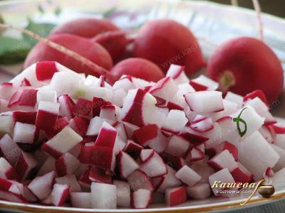 Cutting radish for okroshka