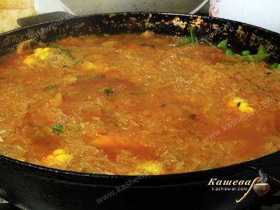 Овощи и рис в сковороде паэлья