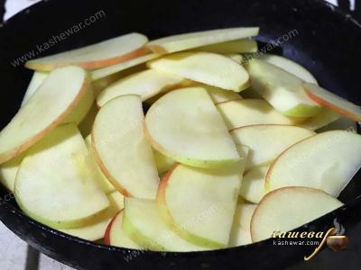Apples in a pan