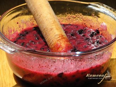 Adding sugar to grated black currant