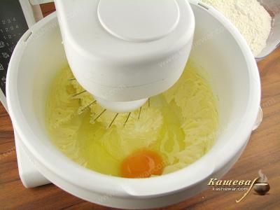 К маслу и сахарной пудре добавить яйцо