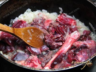Мясо и кости добавленные к обжареному луку