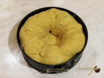 Подготовка пирога из айвы к выпечке
