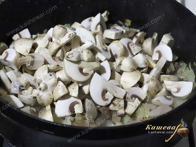 Champignons with kidneys and onions