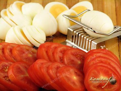 Boiled eggs and chopped tomatoes
